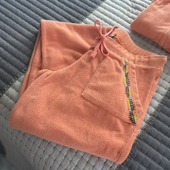 Juicy Couture Embroidered Peach Hoodie
Sweatsuit - Picture 3 of 10